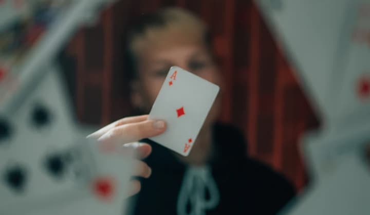 Magician performs a trick at a wedding in Kildare and Dublin